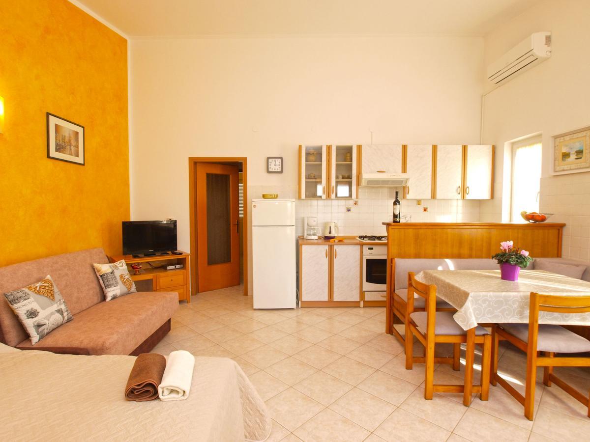Apartments Iva 1534 พูลา ภายนอก รูปภาพ