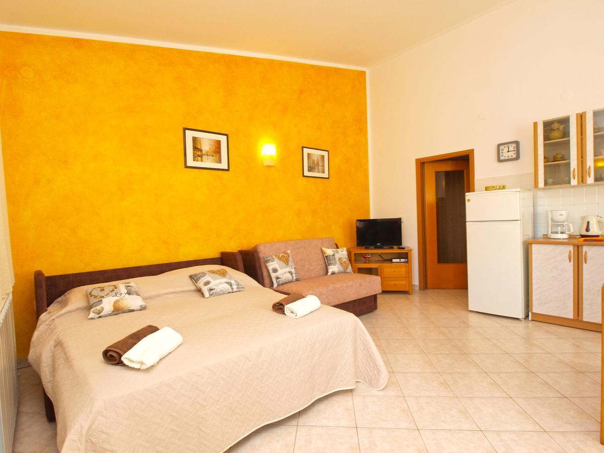 Apartments Iva 1534 พูลา ภายนอก รูปภาพ